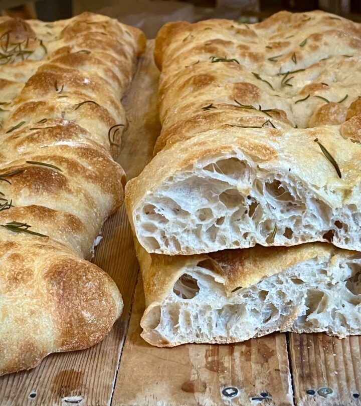 Focaccia mit Rosmarin aufgeschnitten