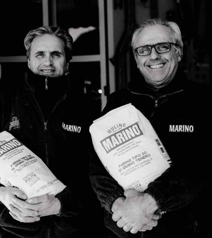 Mulino Marino Mitarbeiter mit Mehlsäcken in der Hand