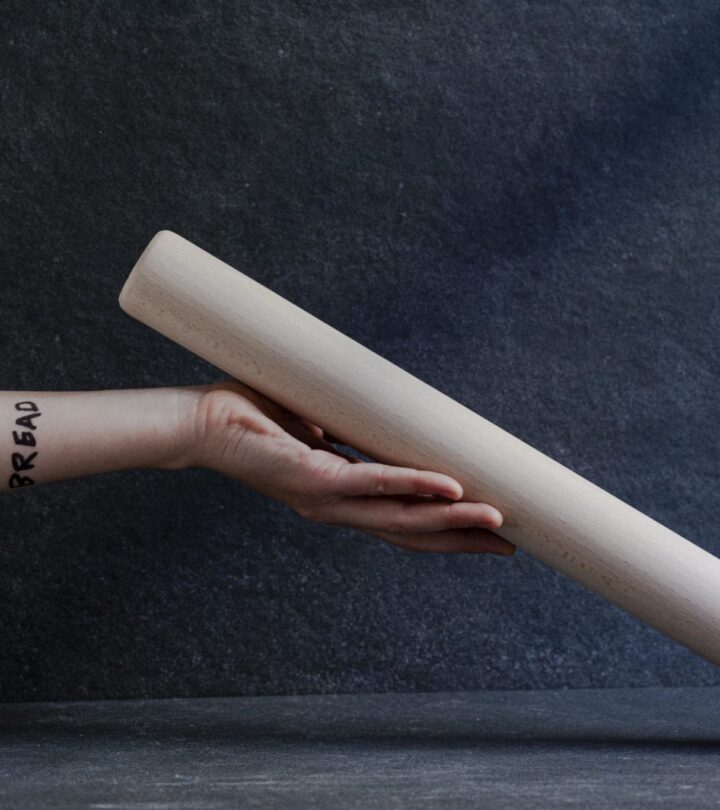 Bäcker hällt Rollholz in der Hand